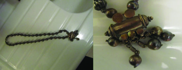 Deux photos couleurs d'un collier en argent à nettoyer