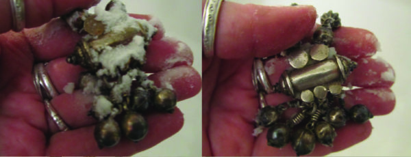 Deux photos couleurs du nettoyage au bicarbonate de sodium d'un collier en argent