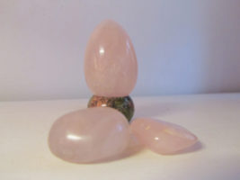 Photo couleur d'un oeuf et de deux pierres roulées de quartz rose