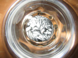 Photo d'une pierre dans un verre d'eau