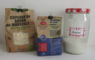 Photo des ingredients pour faire sa lessive maison, copeaux de savon de Marseille, bicarbonate de soude et bocal de lessive maison