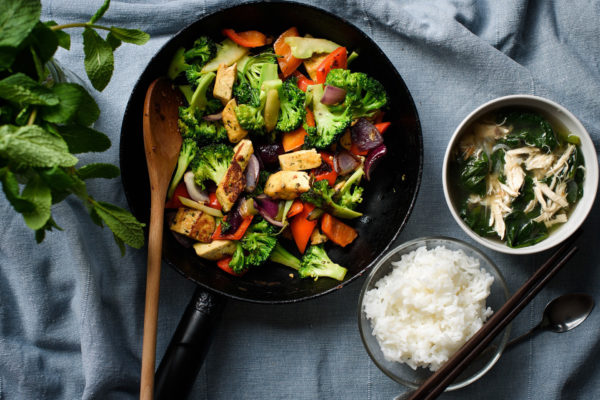 Photo d'une poelée de légumes et de tofu