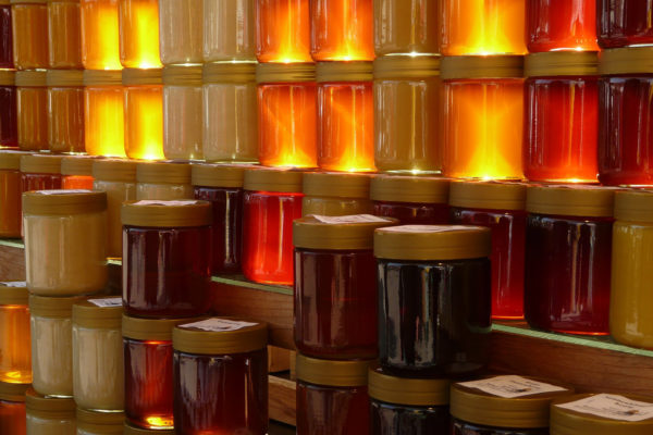 Photo d'une pile de pots de miel