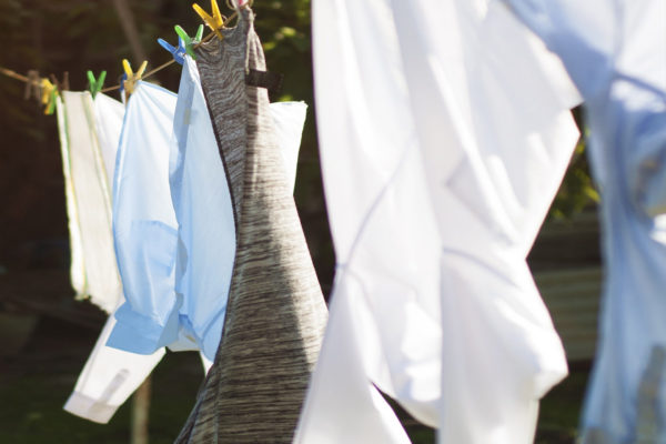 Photo de linge sechant sur une corde a l'exterieur